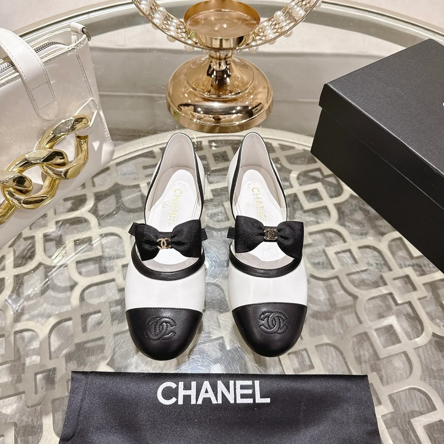 👟👟Ex-factory price 560👟👟 Leather surface [purchasing-grade quality] CHANEL Xiaoxiang 25/A new summer bow-tie shoes 💃 This pair of loafers is really breathtakingly beautiful! Made of cowhide fabric + imported mesh, every detail exudes a sense of high-end ~ classic bow design, Italian genuine leather sole, comfortable and classy on the feet, a perfect must-have for fairies!  🌟 All counters are from the same source! All materials are customized according to the original 1:1, and are developed and patterned from genuine products. The quality is absolutely assured ~ a classic that must be bought every year, a versatile artifact that looks great whether paired with skirts or jeans!  💖 The perfect finishing touch for summer outfits, sisters, just do it! 👉 Fabric: Imported sheepskin Lining: Imported sheepskin Outsole: Private molded outsole Code number: 35-40 (41 customized, non-returnable) Leather surface